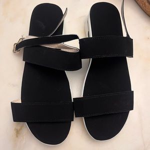 NWOB Black and White Platform Sandal Size 41 or 9